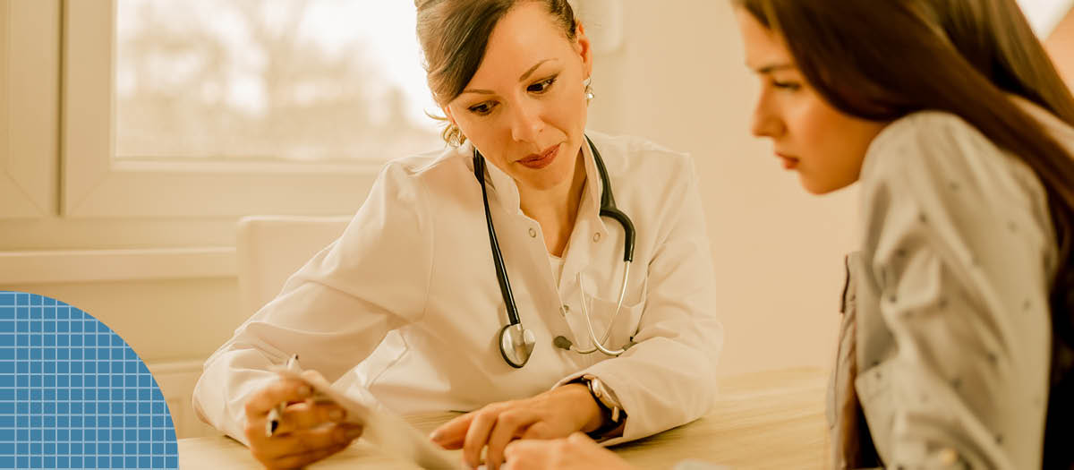 Doctor discussing dental plan with pregnant patient